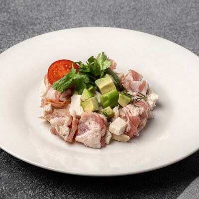 Кето-салат с курицей и беконом в Лукоморье по цене 290 ₽