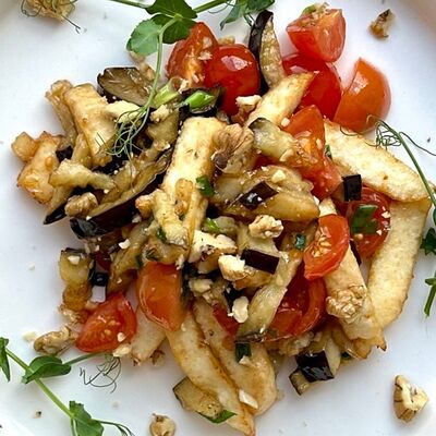 Теплый баклажан, адыгейский сыр, томаты, грецкий орех в Crystal по цене 500 ₽