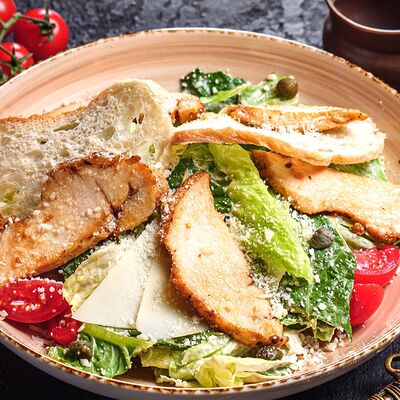 Салат Цезарь с цыпленком в Cernovar по цене 780 ₽