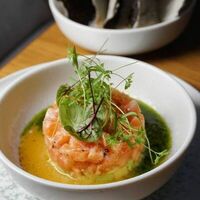 Тартар из лосося с авокадо в LobbyOne