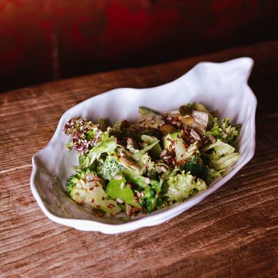 Зеленый салат с копченой страчателлой и кунжутной заправкойв Пинки Бандински по цене 30 р.