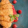 Круассан с малиновым конфи в Coffee Peaks по цене 620