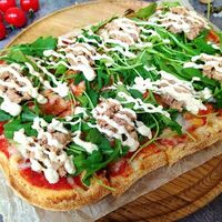 Пицца с тунцом и соусом цезарь в Perotti Pizza