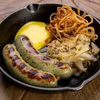 Колбаски Свиные с пармезаном и шпинатом в Krombacher Beer Kitchen