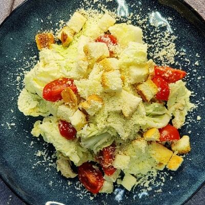 Салат Цезарь с курицей в Кэйго доставка по цене 420 ₽