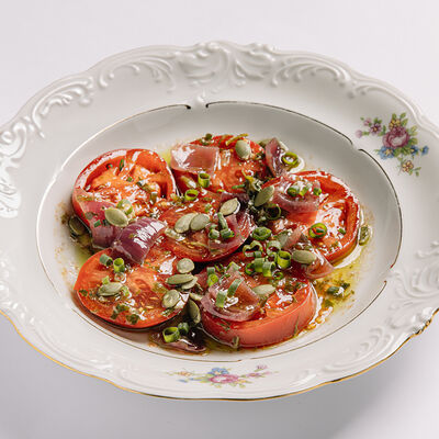 Помидоры с маринованным красным луком и ароматным маслом в Saviv по цене 1020 ₽