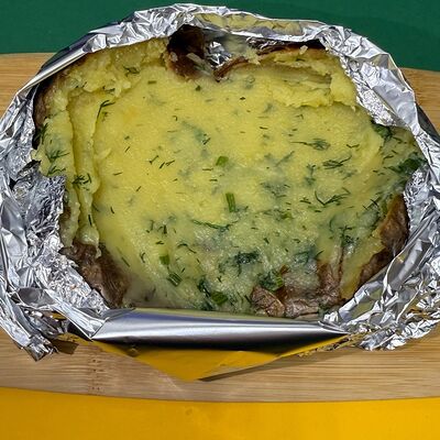 Картофель печеный со свежим укропом в Картошка по цене 210 ₽