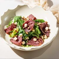 Салат со свеклой и пастрами в Историческая кофейня Максим