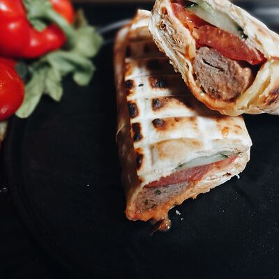 Шаурма Люля-кебаб из курицы в Шафран бистро по цене 350 ₽