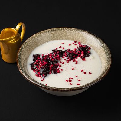 Манная каша с ежевичным вареньем в Мираж по цене 410 ₽