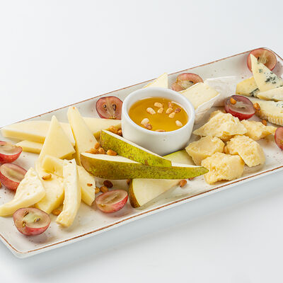 Сырная тарелка в Магадан по цене 1890 ₽