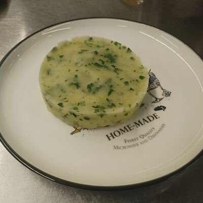 Картофель отварной с зеленью и сливочным маслом в Эник Беник по цене 240 ₽