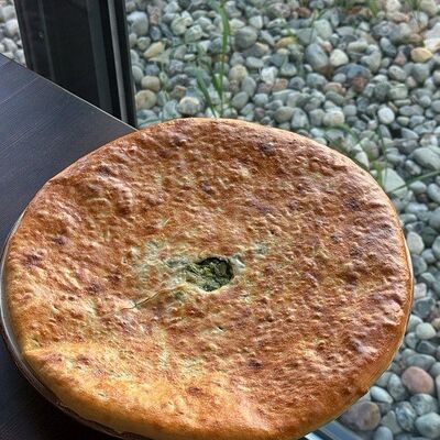 Пирог с сулугуни, брынзой и зеленью в Фабрика хинкали по цене 999 ₽