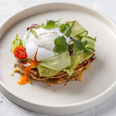 Оладьи из цукини с яйцом пашот в New normal по цене 790 ₽