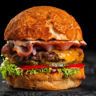 Бургер с телятиной и беконом в Паб Мира по цене 680 ₽