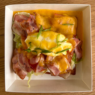 Бенедикт с беконом и соусом Голондез в oh my toast по цене 750 ₽