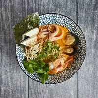 Рамен с морепродуктами том ям в Is Ku Sushi Ramen Bar