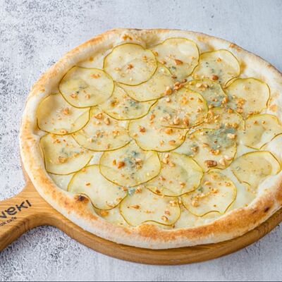 С грушей и сыром Дорблю в Maneki по цене 740 ₽