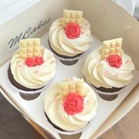Набор капкейков с цветами из шоколада в MCakes - торты и десерты