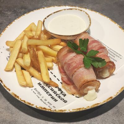 Запеченные куриные рулетики с беконом и сыром и картофелем фрив Пойдем зайдем по цене 550 ₽