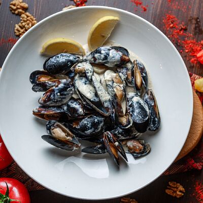 Мидии в соусе чкмерули в Чито-Грито по цене 1050 ₽