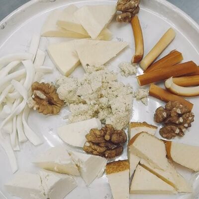 Доска сыров Кавказа в Долма по цене 850 ₽