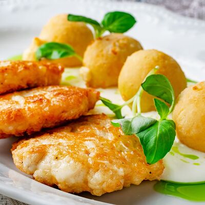 Куриные медальоны с сырными крокетами и муссом из пармезана в Сен Тропе по цене 740 ₽