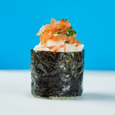 Гункан Креветка с томатной сальсой и кинзой в Русалочка любит суши по цене 180 ₽