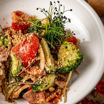 Салат с брокколи и беконом в Карас по цене 640 ₽