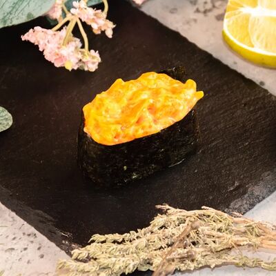 Гункан с лососем острый в Тайфун по цене 99