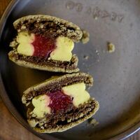 Макарон Фисташка-малина в Obakery