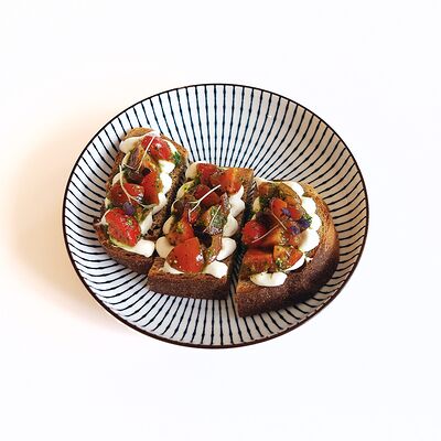 Брускетта с томатами и песто в Ёлки по цене 459 ₽