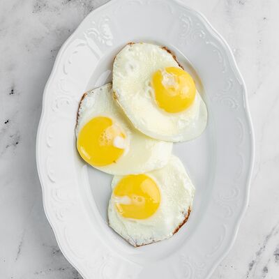 Глазунья из трех деревенских яиц в Патис по цене 334 ₽