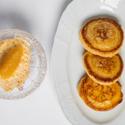 Оладьи с яичным салатом и щучьей икрой в Niki по цене 1250 ₽