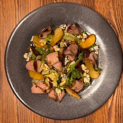 Салат с копченой утиной грудкой в Кнедлик по цене 710 ₽