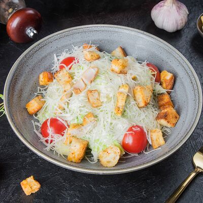Салат Цезарь с курицей в Чайхана №2 по цене 370 ₽