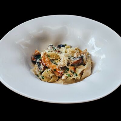 Феттуччине с курицей и грибами в Лаверна по цене 690 ₽