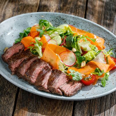 Стейк-салат с мраморной говядиной в Двор Помидор по цене 830
