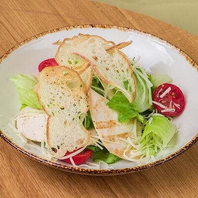 Салат Цезарь с курицей в Атлас еды по цене 400 ₽