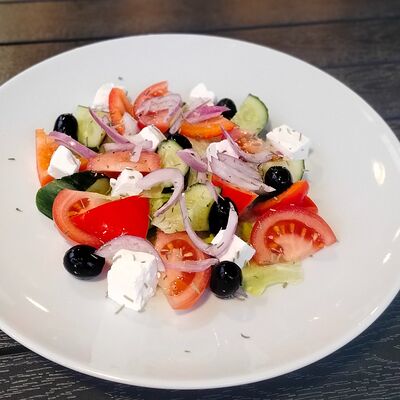 Салат Греческийв ВСЕ СВОИ по цене 430 ₽