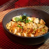 Пад тай с креветками в Gojira ramen