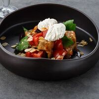 Салат с хрустящим баклажаном в First House Burger