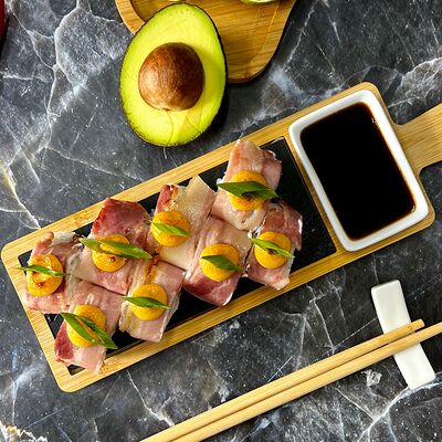 Запеченный ролл с беконом и креветкойв Три Шефа по цене 440 ₽