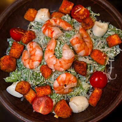 Салат Цезарь с креветкой в Чердак по цене 700 ₽