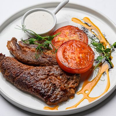 Стейк Чак-ролл в Bronze lion по цене 1200 ₽