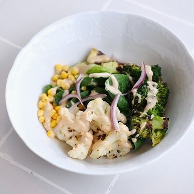 Гриль-салат со свежим шпинатом и ореховым соусом в Кукумбер по цене 460