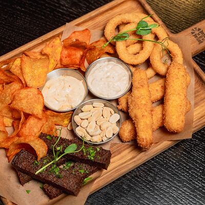 Ассорти пивных закусок в Harats pub по цене 1100 ₽