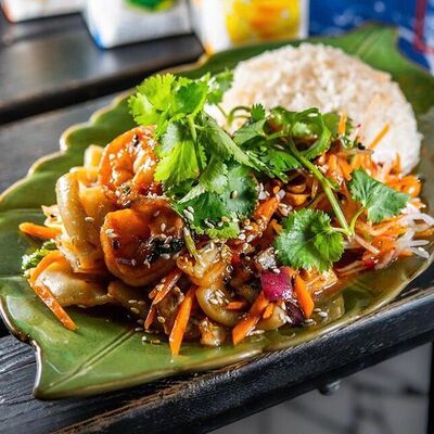 Креветки с кальмарами в кисло-сладком соусе с ананасом в Ramen+Noodles по цене 950 ₽