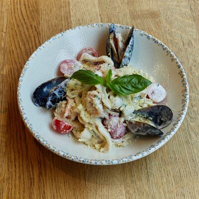 Паста с морепродуктами в DVOR гриль-бистро по цене 890 ₽