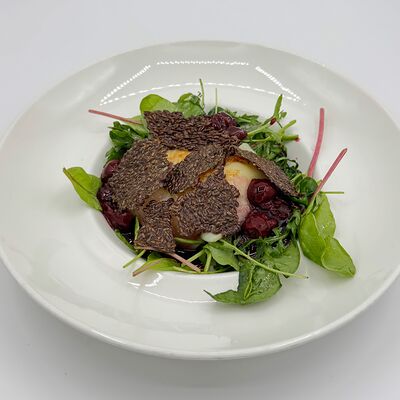 Зеленый салат, жареный сулугуни, вишня в Coffee Room Coworking по цене 870 ₽